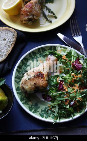 Pilons de poulet cuits avec salade.Directement au-dessus. Banque D'Images