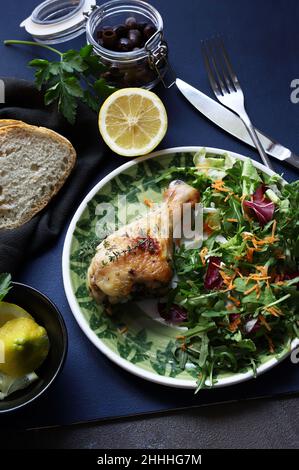 Pilons de poulet cuits avec salade.Directement au-dessus. Banque D'Images