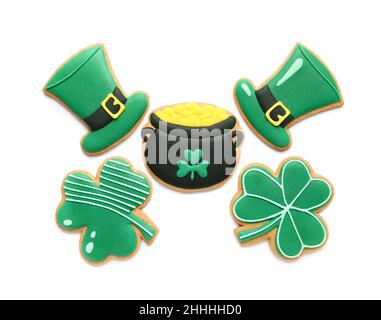 Délicieux biscuits décoratifs en pain d'épice pour la fête de la Saint-Patrick, isolés sur fond blanc Banque D'Images