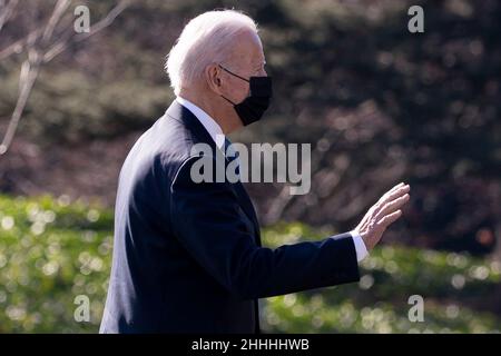 Washington, DC, États-Unis.24th janvier 2022.Le président des États-Unis Joe Biden marche sur la pelouse sud de la Maison Blanche après son retour de Camp David, à Washington, DC, Etats-Unis, 24 janvier 2022.Crédit : Michael Reynolds/Pool via CNP/dpa/Alay Live News Banque D'Images