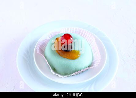 Traditionnel glacé sucré de Palerme, Sicile, Italie, cassata siciliana avec fruits confits, chocolat et ricotta isolé sur fond blanc. Banque D'Images