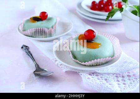 Traditionnel glacé sucré de Palerme, Sicile, Italie, cassata siciliana avec fruits confits, chocolat et ricotta isolé sur fond blanc. Banque D'Images