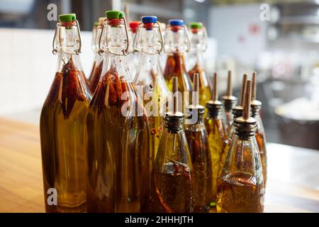 Teinture d'alcool ukrainien classique au piment fort.Alcool fort.Remède naturel à base d'alcool pour stimuler la croissance concept Banque D'Images