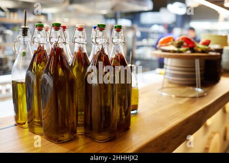 Teinture d'alcool ukrainien classique au piment fort.Alcool fort.Remède naturel à base d'alcool pour stimuler la croissance concept Banque D'Images