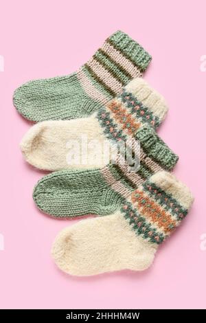 Chaussettes chaudes sur fond rose Banque D'Images