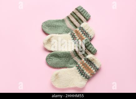 Chaussettes chaudes sur fond rose Banque D'Images