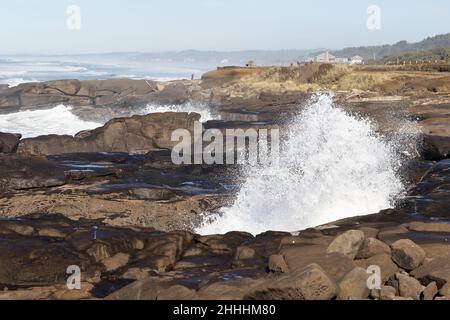 De grandes vagues s'écrasant contre la rive rocheuse à Yachats, Oregon, États-Unis. Banque D'Images