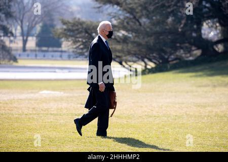 Washington, DC, États-Unis.24th janvier 2022.Le président des États-Unis Joe Biden marche sur la pelouse sud de la Maison Blanche après son retour de Camp David, à Washington, DC, Etats-Unis, 24 janvier 2022.Crédit : Michael Reynolds/Pool via CNP/dpa/Alay Live News Banque D'Images