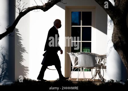 Washington, DC, États-Unis.24th janvier 2022.Le président des États-Unis Joe Biden se promène devant l'aile ouest de la Maison Blanche après son retour de Camp David, à Washington, DC, Etats-Unis, le 24 janvier 2022.Crédit : Michael Reynolds/Pool via CNP/dpa/Alay Live News Banque D'Images