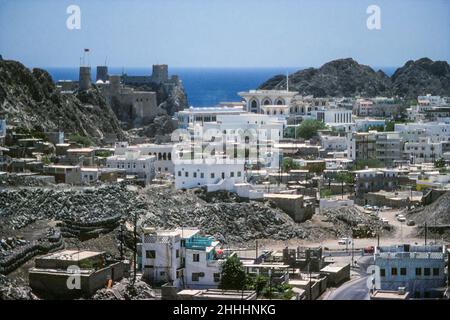 Fort Al Mirani - 16th siècle portugais, et Al Alam, le palais du Sultan, Muscat, Oman,Mai 1978 Banque D'Images