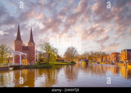 Porte historique emblématique d'Oosrpoort à Delft, pays-Bas, le jour du printemps Banque D'Images