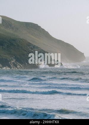 Vagues s'écrasant le long des falaises au large de Porth Neigwl, péninsule de Llŷn, pays de Galles Banque D'Images