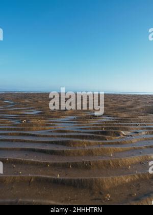 Eau calme sur un rivage sablonneux le long de la péninsule de Llŷn, côte galloise Banque D'Images