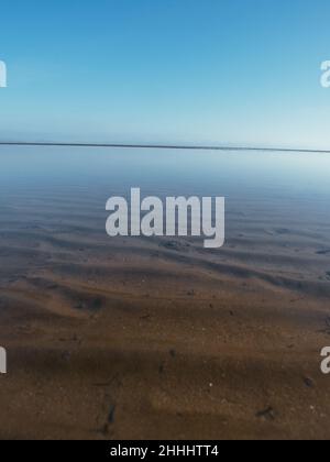 Eau calme sur un rivage sablonneux le long de la péninsule de Llŷn, côte galloise Banque D'Images