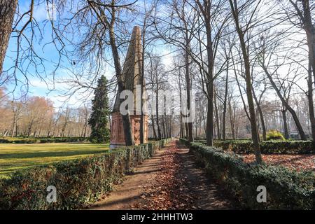 Chimenea del agua, tour en briques, Jardín de la Isla, Aranjuez, Madrid, Espagne Banque D'Images