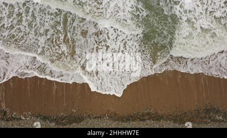 Vagues se brisant le long du rivage de Porth Ceriad, péninsule de Llŷn, pays de Galles Banque D'Images