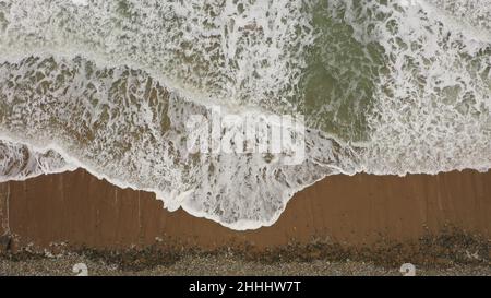 Vagues se brisant le long du rivage de Porth Ceriad, péninsule de Llŷn, pays de Galles Banque D'Images