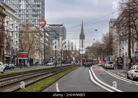 Les voies de circulation routière de rue qui s'exécutent dans le centre-ville de Cologne en Allemagne au milieu de la circulation intense Banque D'Images