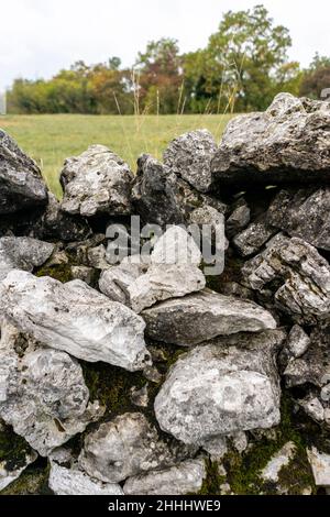 Il reste principalement des murs d'une ancienne colline, ville d'une tribu préhistorique qui habitait cette région il y a environ 3 à 4 mille ans. Banque D'Images