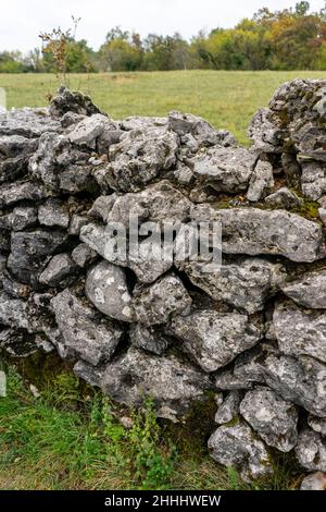 Il reste principalement des murs d'une ancienne colline, ville d'une tribu préhistorique qui habitait cette région il y a environ 3 à 4 mille ans. Banque D'Images