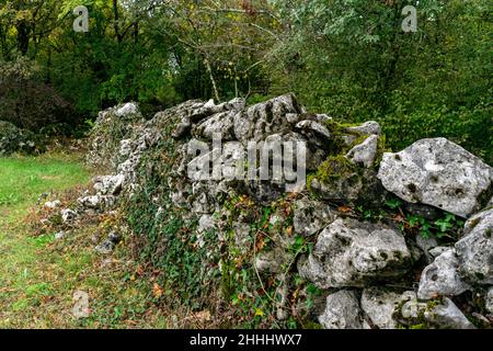 Il reste principalement des murs d'une ancienne colline, ville d'une tribu préhistorique qui habitait cette région il y a environ 3 à 4 mille ans. Banque D'Images