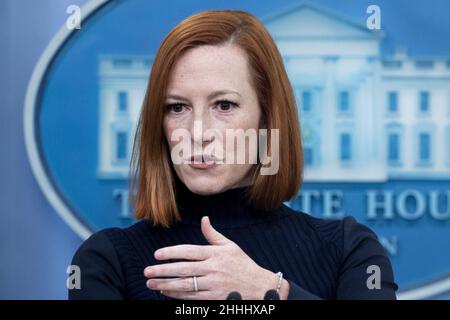 Washington, États-Unis.24th janvier 2022.Le secrétaire de presse de la Maison Blanche, Jen Psaki, tient une conférence de presse au cours de laquelle elle a discuté de la situation en Ukraine en ce qui concerne le renforcement des forces russes le long de la frontière, dans la salle d'information de presse James Brady de la Maison Blanche à Washington, DC, le lundi 24 janvier 2022.Photo de Michael Reynolds/UPI crédit: UPI/Alay Live News Banque D'Images