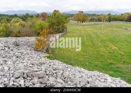 Il reste principalement des murs d'une ancienne colline, ville d'une tribu préhistorique qui habitait cette région il y a environ 3 à 4 mille ans. Banque D'Images