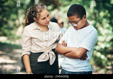 Je serai votre ami.Photo d'une adolescente réconfortant son amie pendant une période difficile au camp d'été. Banque D'Images