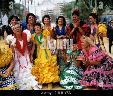 Espagne.Jerez.Carnaval.Femmes en robes traditionnelles. Banque D'Images