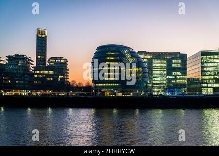 Horizon du sud de la Tamise, incluant l'hôtel de ville de Southwark, Londres, Angleterre, Royaume-Uni Banque D'Images
