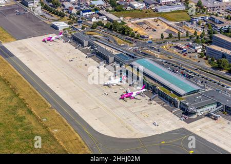 Vue aérienne, aéroport de Dortmund avec bâtiment de réception et de terminal, Eurowings et Wizz Air Aircraft, Dortmund, Rhénanie-du-Nord-Westphalie, allemand Banque D'Images