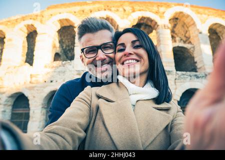 Couple heureux de touriste senior ayant l'amusement de prendre un selfie en face du célèbre monument de l'Italie - vacances, le tourisme et le concept de voyage Banque D'Images