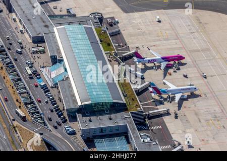 Vue aérienne, aéroport de Dortmund avec bâtiment de réception et de terminal, Eurowings et Wizz Air Aircraft, Dortmund, Rhénanie-du-Nord-Westphalie, allemand Banque D'Images