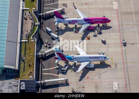 Vue aérienne, aéroport de Dortmund avec bâtiment de réception et de terminal, Eurowings et Wizz Air Aircraft, Dortmund, Rhénanie-du-Nord-Westphalie, allemand Banque D'Images