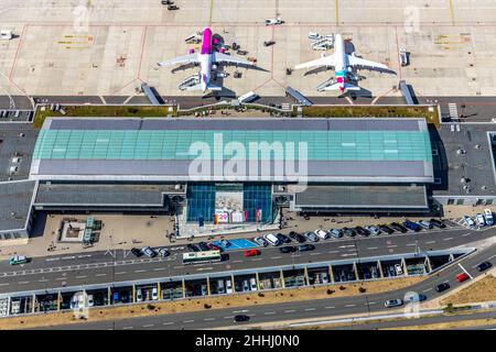 Vue aérienne, aéroport de Dortmund avec bâtiment de réception et de terminal, Eurowings et Wizz Air Aircraft, Dortmund, Rhénanie-du-Nord-Westphalie, allemand Banque D'Images