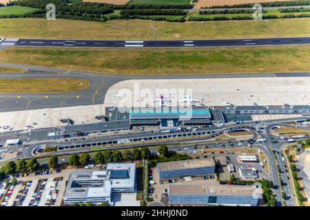 Vue aérienne, aéroport de Dortmund avec bâtiment de réception et de terminal, Eurowings et Wizz Air Aircraft, Dortmund, Rhénanie-du-Nord-Westphalie, allemand Banque D'Images