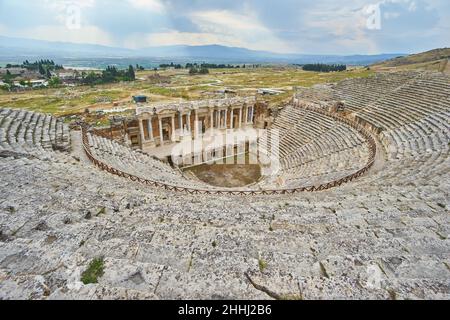 Ruines de l'ancien amphithéâtre, Hiérapolis à Pamukkale. Est une destination touristique populaire en Turquie. Panorama de l'ancienne cité romaine grecque Banque D'Images