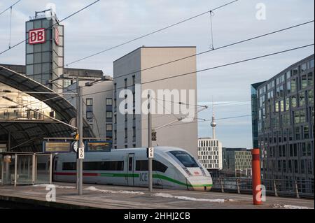 22.01.2022, Berlin, Allemagne, Europe - un train Intercity Express (ICE) de la série ICE 4 part à la gare centrale de Berlin dans le quartier de Mitte Banque D'Images