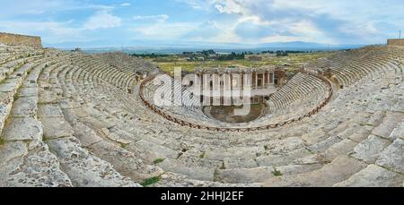 Ruines de l'ancien amphithéâtre, Hiérapolis à Pamukkale. Est une destination touristique populaire en Turquie. Panorama de l'ancienne cité romaine grecque Banque D'Images