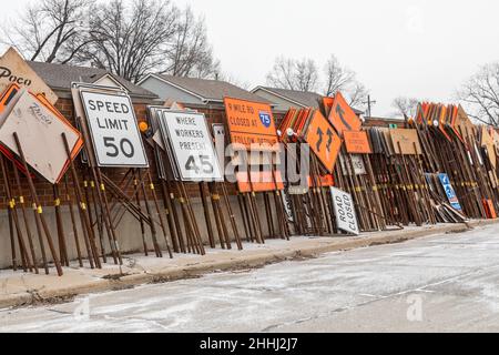 Madison Heights, Michigan - signalisation routière et barrières pour un projet de construction d'autoroute entreposé le long d'une autoroute interétatique dans la banlieue de Detroit. Banque D'Images