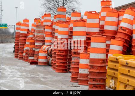 Madison Heights, Michigan - des panneaux routiers et des barils orange pour un projet de construction d'autoroute sont entreposés le long d'une autoroute interétatique dans la banlieue de Detroit. Banque D'Images