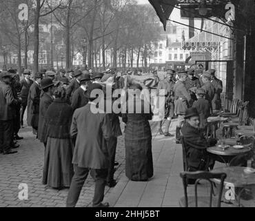 Des officiers anglais et belges ont été photographiés ici à l'extérieur d'un café à Anvers.Vers octobre 1914 Banque D'Images