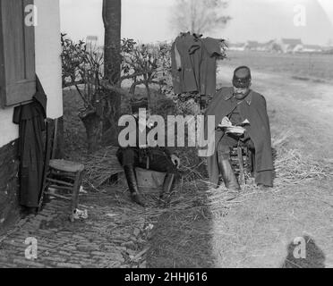 Officier d'artillerie belge vu ici recevant un rapport sur la chute de ses tirs à Diksmuide pendant la bataille de l'Yser Circa octobre 17th 1914 Banque D'Images