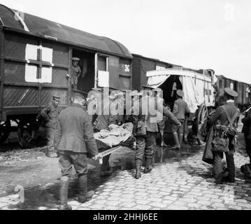 Des soldats britanniques blessés vus ici étant transférés d'un train d'hôpital à une ambulance sur le quai de St Nazaire.Septembre 23rd 1914 Banque D'Images