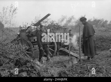 Artillerie de campagne belge vue ici en action à Oostkerke près de Diksmuide pendant la bataille de l'Yser .Vers octobre 17th 1914 Banque D'Images