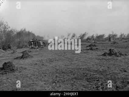 Artillerie de campagne belge vue ici en action à Oostkerke près de Diksmuide pendant la bataille de l'Yser .Vers octobre 17th 1914 Banque D'Images