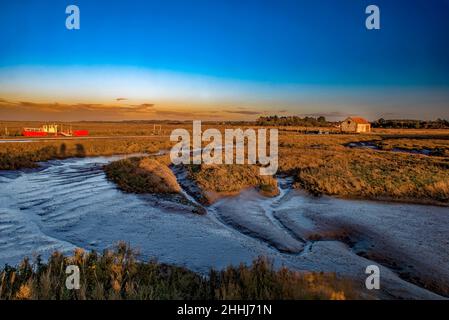 Bateau et bateau-maison sur l'estuaire à Thornham Old Harbour, Thornham, Norfolk, Angleterre Banque D'Images