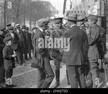 Des officiers anglais et belges ont été photographiés ici à l'extérieur d'un café à Anvers.Vers octobre 1914 Banque D'Images