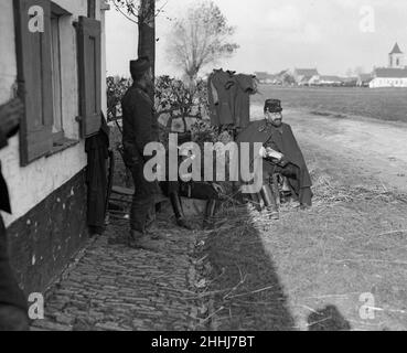 Officier d'artillerie belge vu ici recevant un rapport sur la chute de ses tirs à Diksmuide pendant la bataille de l'Yser Circa octobre 17th 1914 Banque D'Images