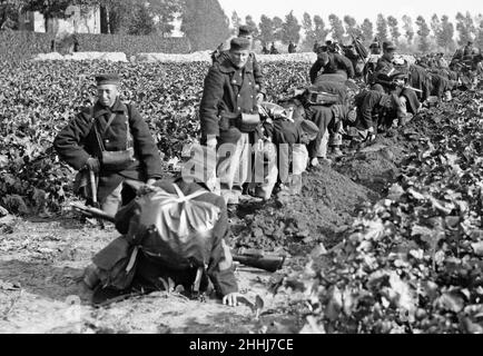 Des soldats belges ont vu ici creuser des tranchées avant la ville d'Audeghem et installer des mitrailleuses avant la bataille .Septembre 25th 1914 Banque D'Images